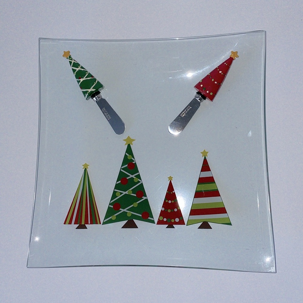 The Pampered Chef Holiday Serving Plate and‎ Set of 2 Holiday Spreaders.